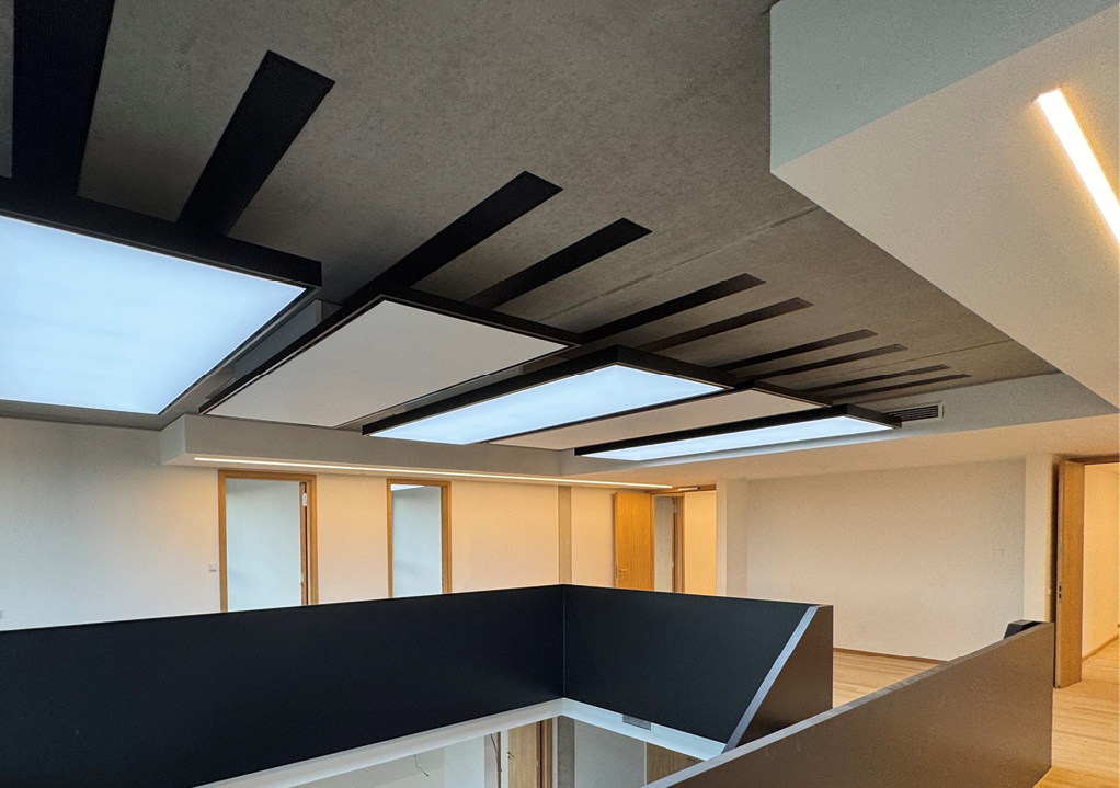 Bild 2 Die Umluftkühlung über die Deckensegel erfolgt in Abhängigkeit zur Raumtemperatur. Dazu wird Raumluft in das Gerät gesaugt, über eine Kühler-/Ventilatoreinheit geführt, dabei abgekühlt und anschließend hochinduktiv und zugfrei vierseitig in den Raum eingebracht. (Quelle: Dr. Kley Steuerberatungsgesellschaft mbH)