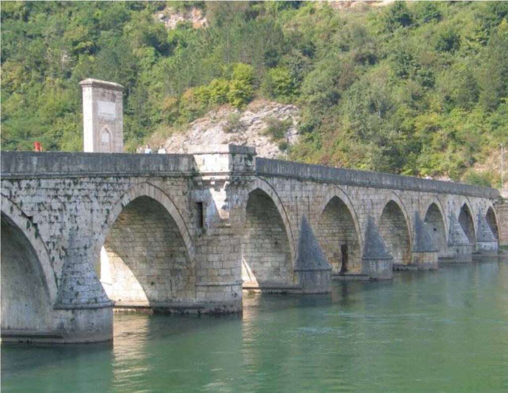 Bild 3 Mehmed-Paša-Sokolović-Brücke, Visegrad, Bosnien und Herzegowina, a) Gesamtansicht, b) Untersicht mit erkennbaren Bauphasen (Quelle: Werner Lorenz, 2006)