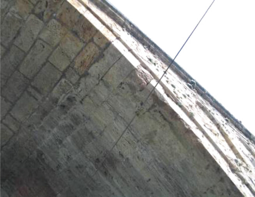 Bild 3 Mehmed-Paša-Sokolović-Brücke, Visegrad, Bosnien und Herzegowina, a) Gesamtansicht, b) Untersicht mit erkennbaren Bauphasen (Quelle: Werner Lorenz, 2006)