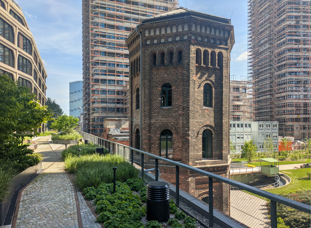 Bild 4 Historisches Viadukt als tragendes Element der Schwammstadt: In der 30 cm starken Retentionsebene werden große Regenwassermengen gespeichert und intelligent gesteuert – ausgezeichnet als „REGENIAL“-Projekt der Berliner Regenwasseragentur (Quelle: Levin Monsigny Landschaftsarchitekten)