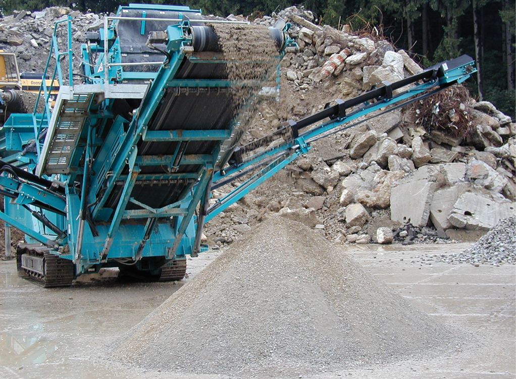 Bild 2 Brech- und Siebanlagen für das Baustoff-Recycling werden zur Aufbereitung in Gewinnungsstätten eingesetzt, scheitern aber oftmals an Genehmigungshürden; auch Zwischenlagerregelungen für Baustoffrecycling fehlen (Quelle: ISTE, Bauwirtschaft BW)