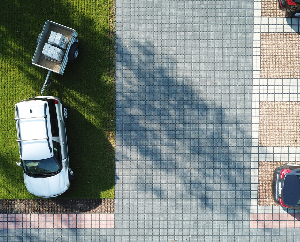 Bild 1 Ohne Pfützen: Begrünt, Pflaster und Sedum, im festen Verbund.