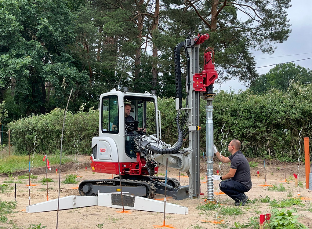 Bild 9 Setzen eines Schraubenfundaments (Quelle: Alessandro Tonnarelli)