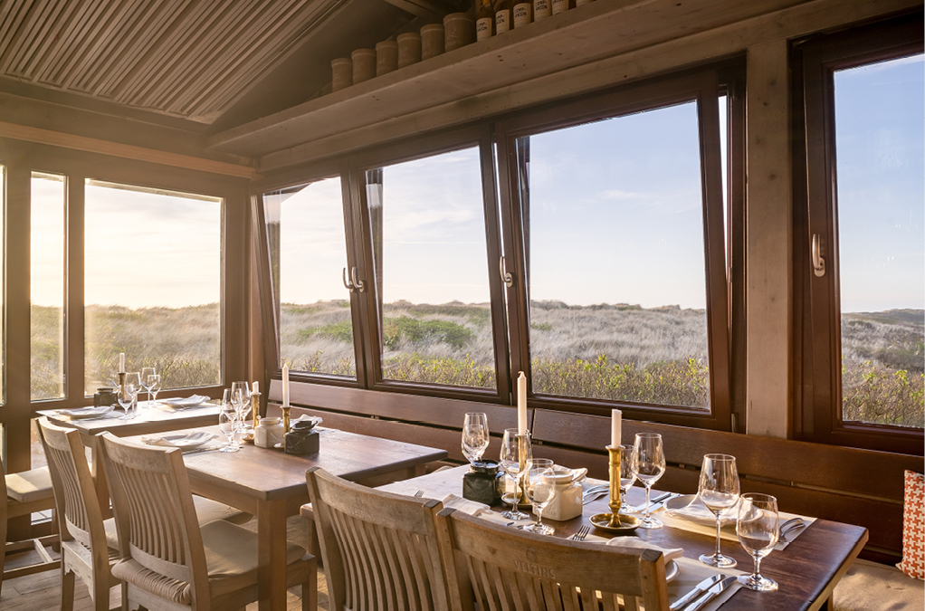 Großflächige Fenster aus Aluminium ermöglichen einen ungehinderten Ausblick auf die schöne Küsten- und Dünenlandschaft der Nordseeinsel Sylt