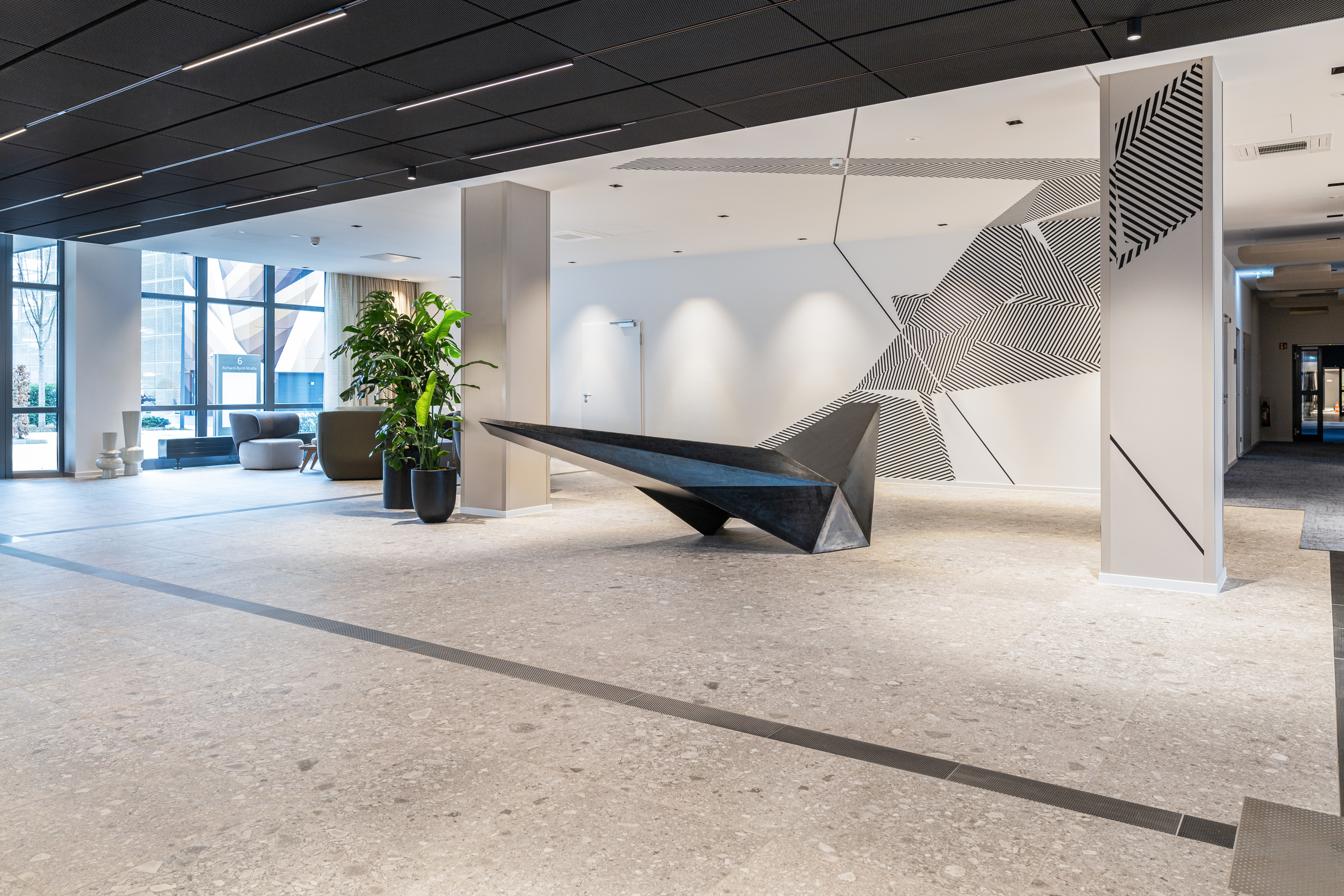 Bild 3 „Anamorph“ Kunstdialog,Tape ThatundJohannes Leidenberger, 2023, Bürocampus COCO, Köln, OSMAB Holding AG (Quelle: Johannes Leidenberger)