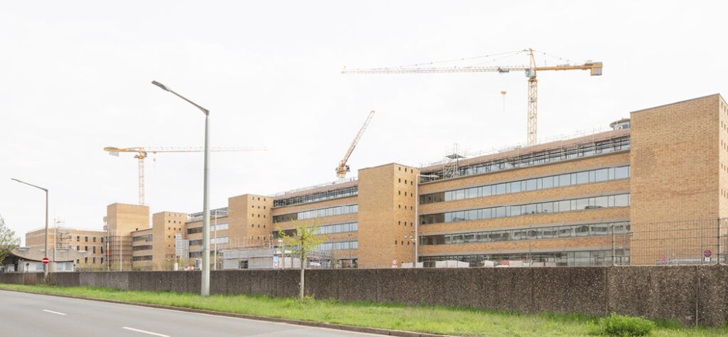 Das ehemalige Quelle-Versandareal zeigt entlang der Fürther Straße schon die sanierte Fassade. Im Inneren werden die Bereiche nun nach und nach fertiggestellt. (Quelle: Schnepp Renou)
