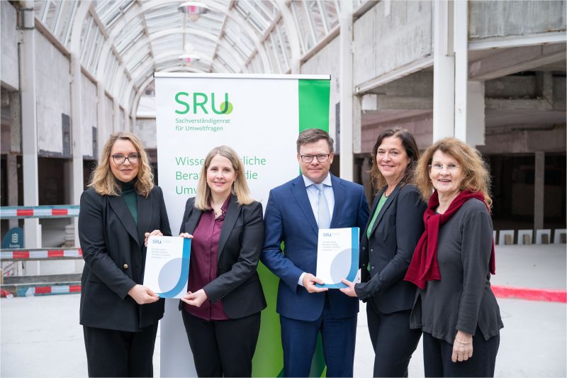 Prof. Claudia Kemfert, BM Verena Hubertz, BM Carsten Schneider, Prof. Christina Dornack und Prof. Claudia Hornberg; Foto: Umweltbundesamt / Czybik & Schmid Media / Laurin Schmid