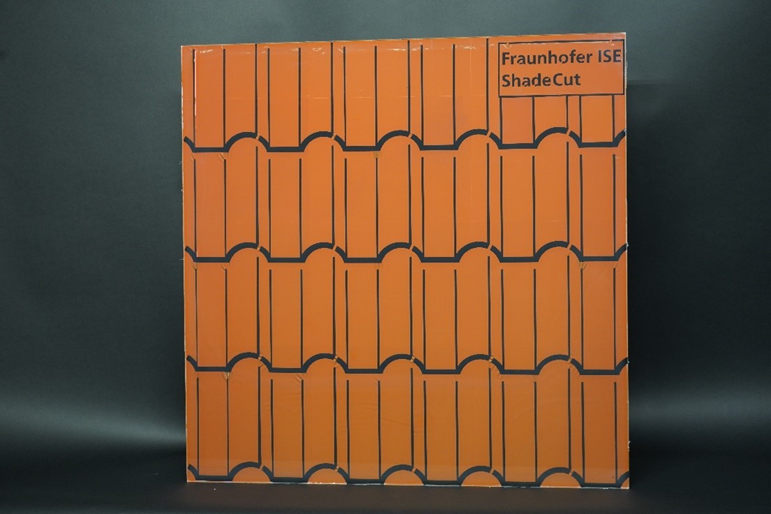 Mit den Folienschnittmustern können zum Beispiel Dachziegel imitiert werden, ohne die Effizienz des PV-Moduls nennenswert zu beeinträchtigen. Quelle: Fraunhofer ISE/ Marco Ernst